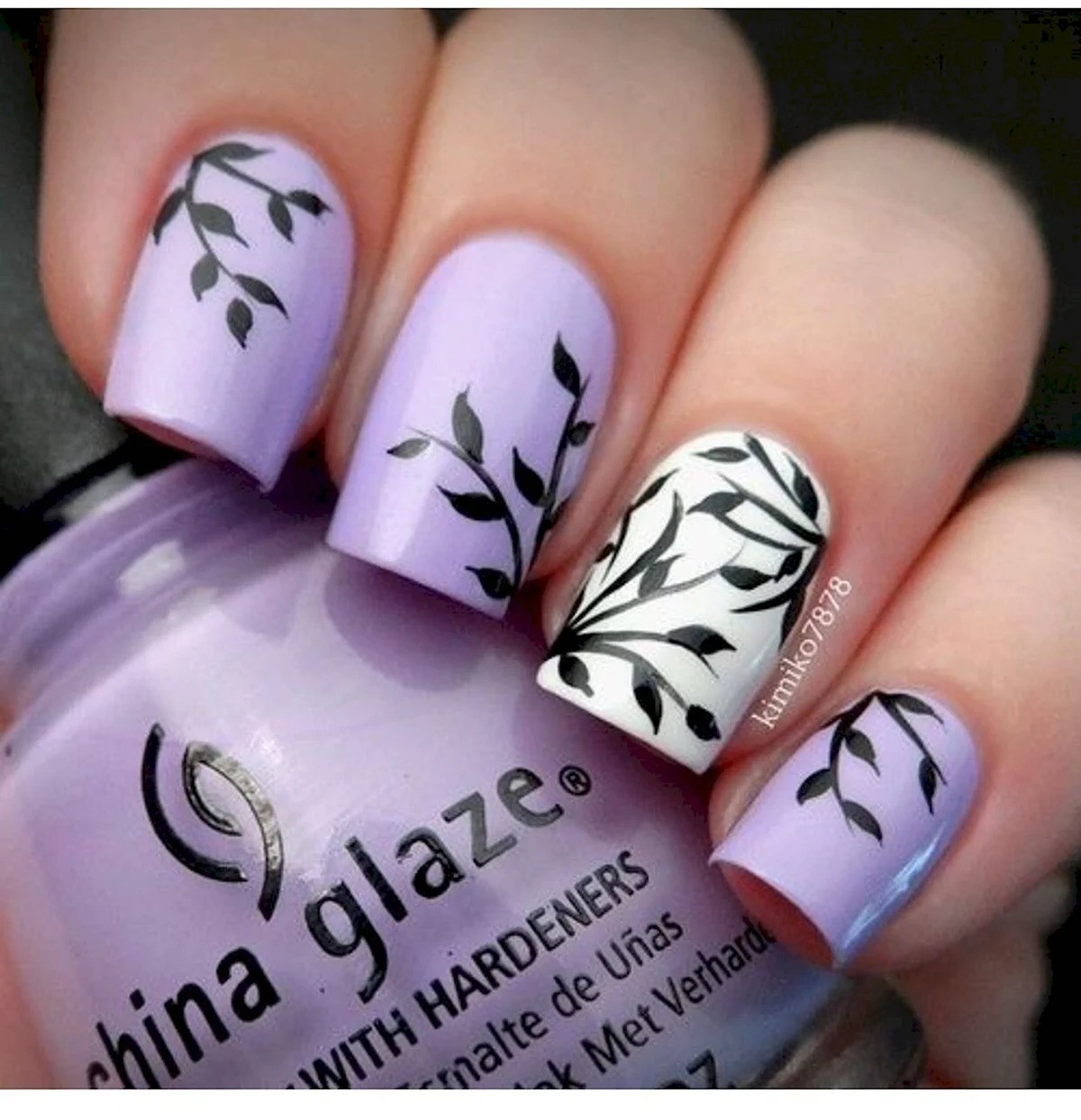 Ботанічний манікюр – мінімалістичний дизайн нігтів на Великдень